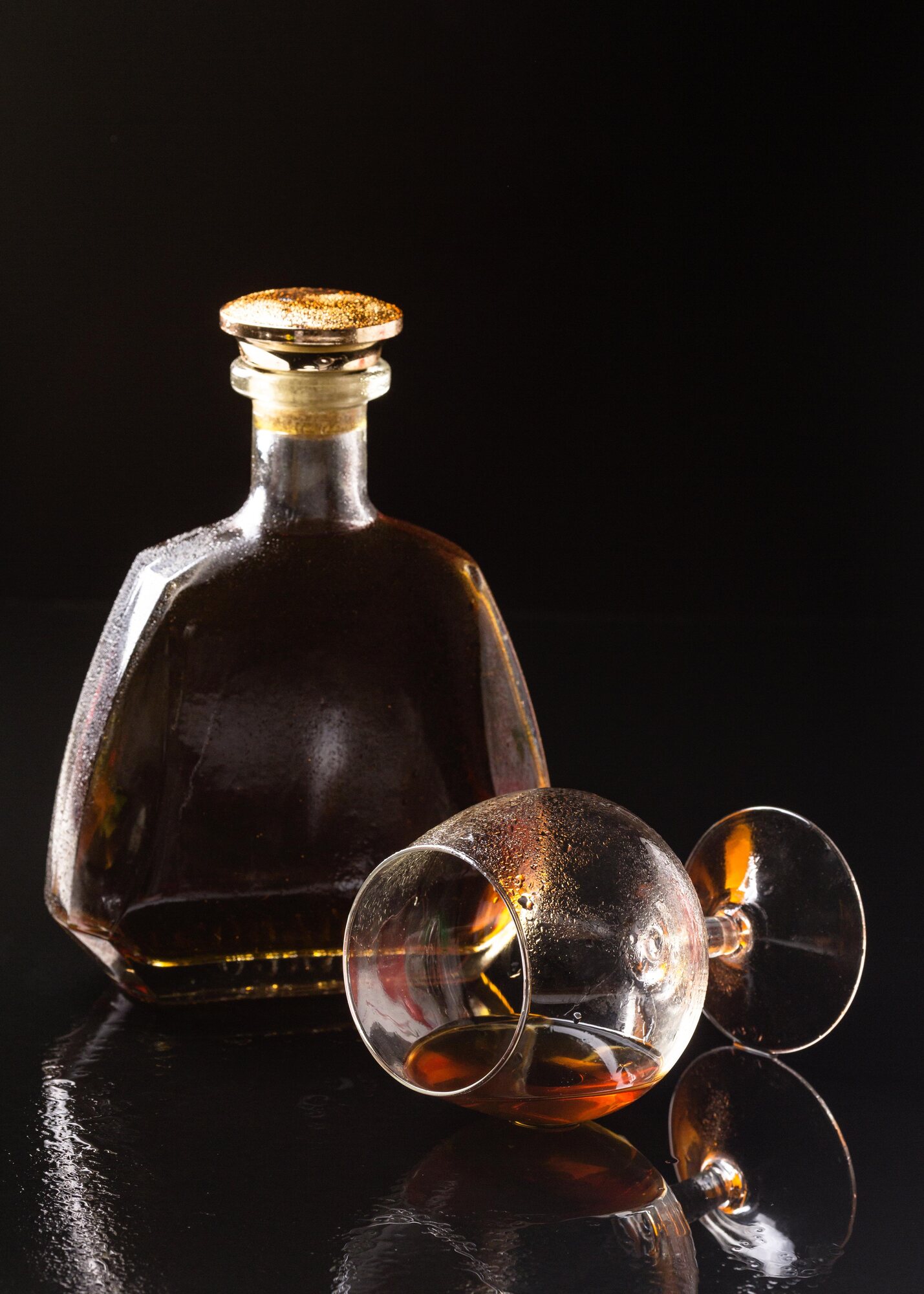 Decanter e taça de destilado envelhecido