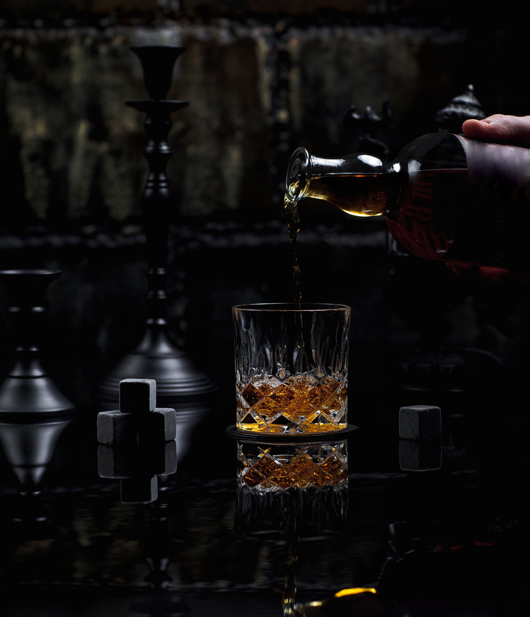 Dose de whisky servida no copo