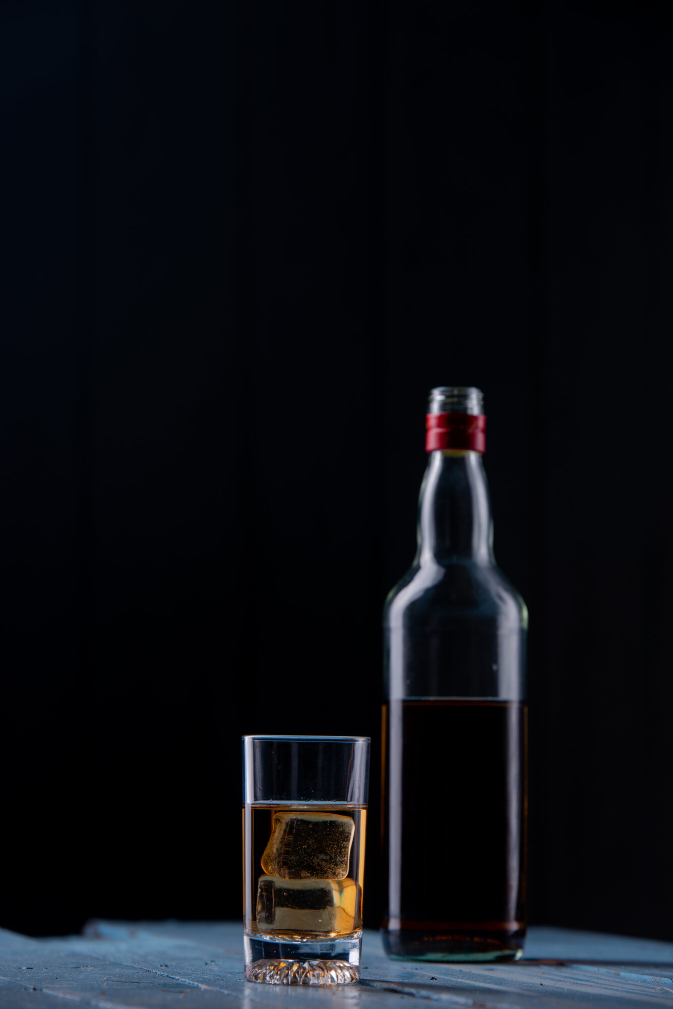 Garrafa e copo de whisky