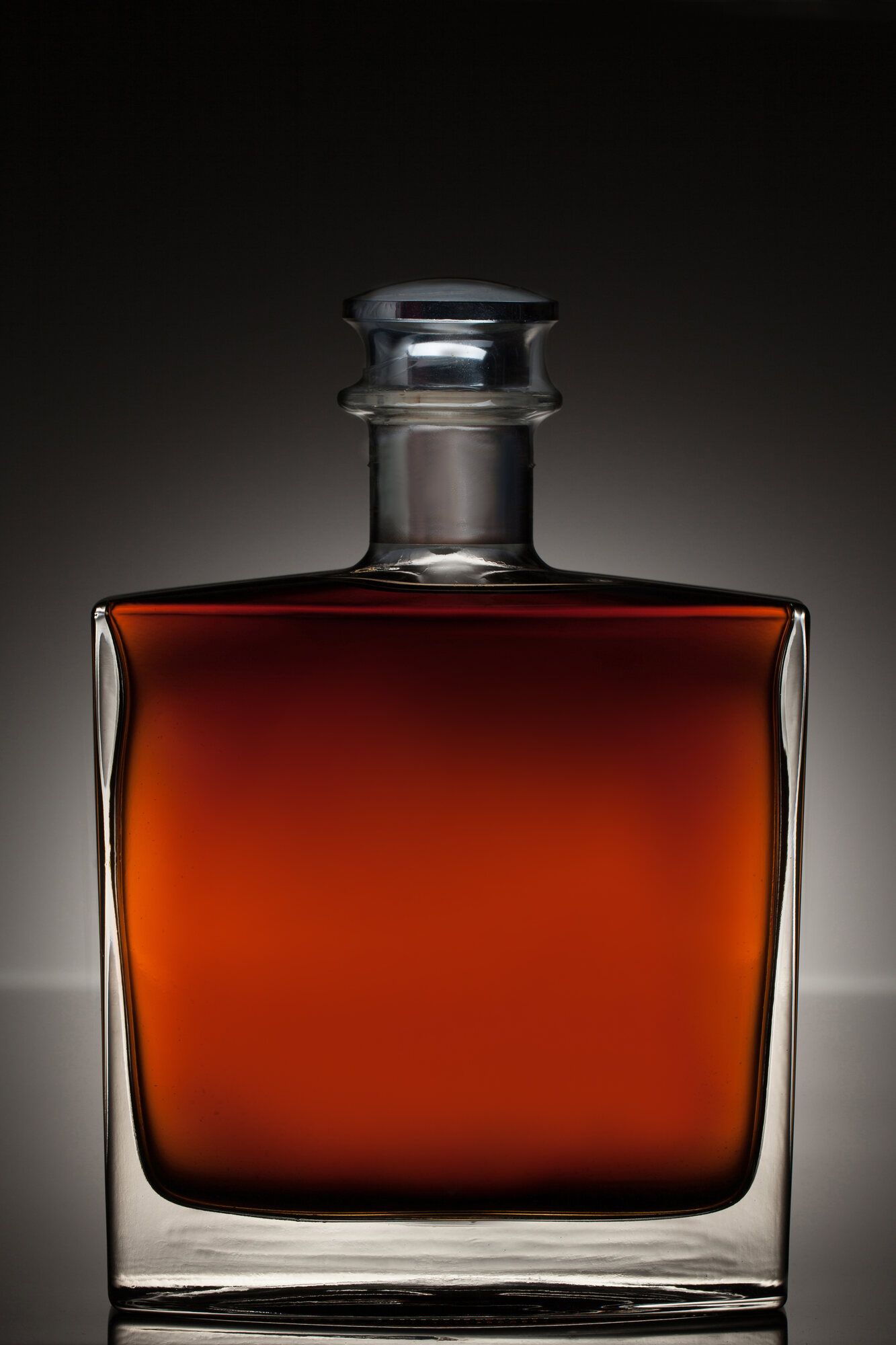 Garrafa de whisky sem rótulo