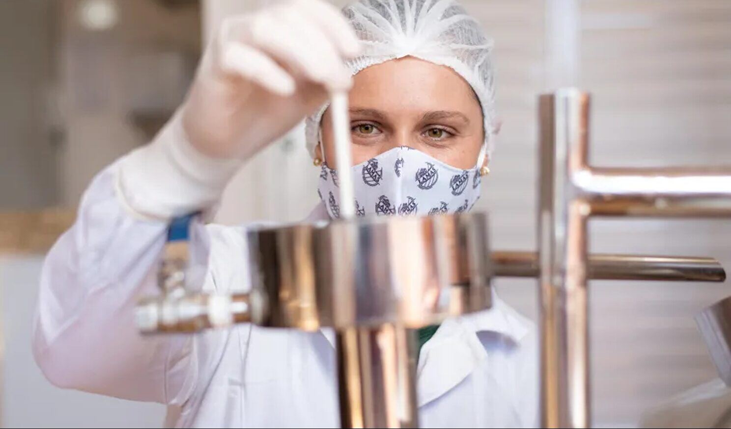 Controle de qualidade no laboratório da Lamas